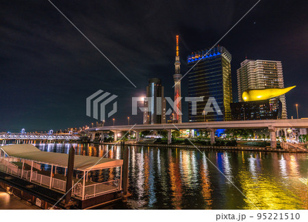 日本の東京都市景観 浅草水上バス乗船場や隅田川などを望む 日本の東京都市景観 浅草水上バス乗船場や隅田川などを望む 95221510