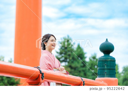 大鳥居の前で京都観光を楽しむ着物姿の女性 95222642