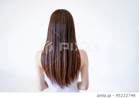 ロングヘアの後ろ姿の女性 ロングヘアの後ろ姿の女性 95222746
