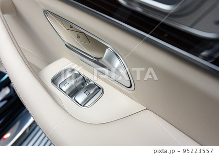 Front handle door panel with buttons of a luxury car 95223557