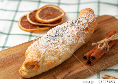 Traditional apple strudel on wooden board, close up 95225653