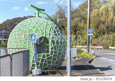 [九州・諫早] 国道207に沿って平原バス停の時刻表とメロン形のときめきフルーツバス停。 95226054