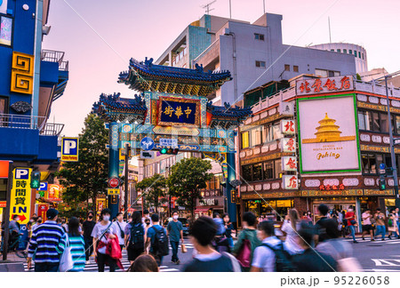 日本の横浜都市景観 横浜中華街・朝陽門。いまだコロナ禍だが、もはやコロナ禍前の人出＝10月2日 95226058