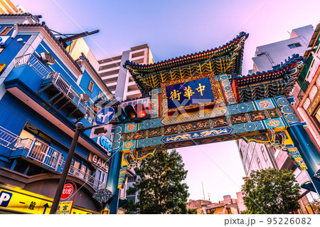 日本の横浜都市景観 横浜中華街・朝陽門などを望む 日本の横浜都市景観 横浜中華街・朝陽門などを望む 95226082