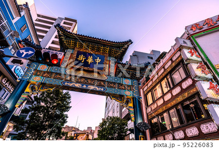 日本の横浜都市景観 横浜中華街・朝陽門などを望む 95226083