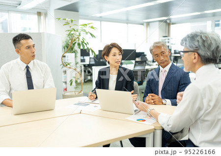 ビジネス　ミーティング　オフィス 95226166