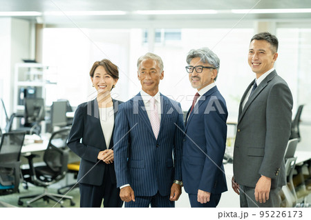 ビジネス　ミドル　ビジネスマン 95226173