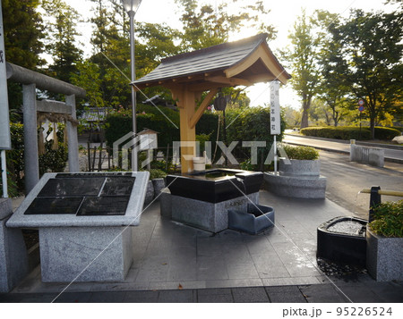 松本神社前井戸（まつもと城下町湧水群：平成の名水百選） 95226524