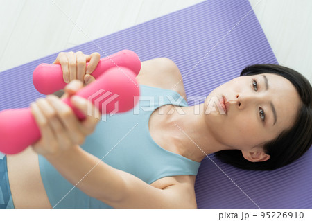 筋トレをする女性 筋トレをする女性 95226910