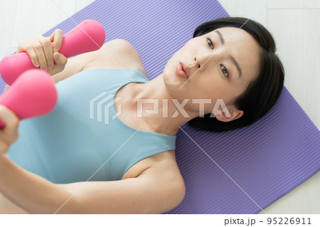 筋トレをする女性 筋トレをする女性 95226911