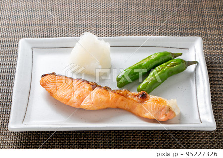 鮭の塩焼き。 鮭の塩焼き。 95227326