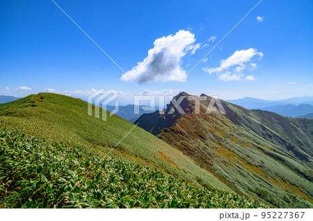 秋の谷川連峰・快晴の空と山並みの絶景 秋の谷川連峰・快晴の空と山並みの絶景 95227367