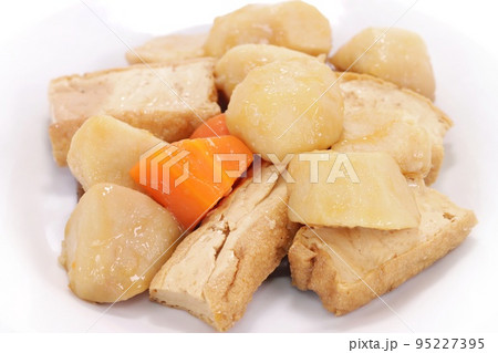 サトイモと厚揚げの煮物 明るい背景 サトイモと厚揚げの煮物 明るい背景 95227395