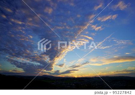 秋の夕焼け・広がるうろこ雲と飛行機雲・日没後 95227842