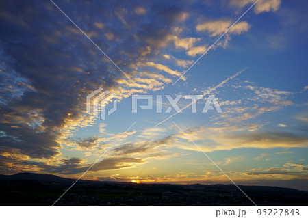 秋の夕焼け・広がるうろこ雲と飛行機雲・日没後 95227843