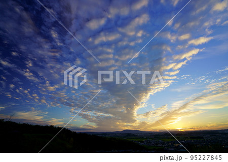 秋の夕焼け・広がるうろこ雲・日没後 95227845