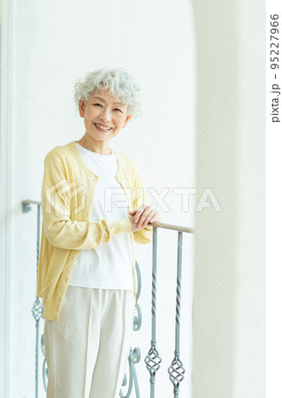 シニア女性 セカンドライフ シニア女性 セカンドライフ 95227966