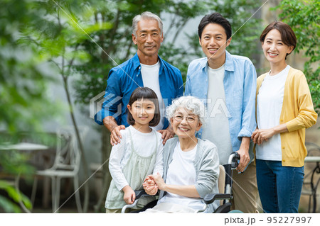 三世代家族 介護 三世代家族 介護 95227997