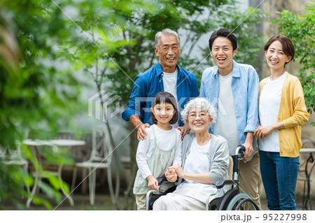 三世代家族 介護 三世代家族 介護 95227998