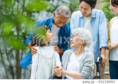 三世代家族　介護 95228004