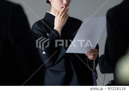 葬儀イメージ　遺言 95228116
