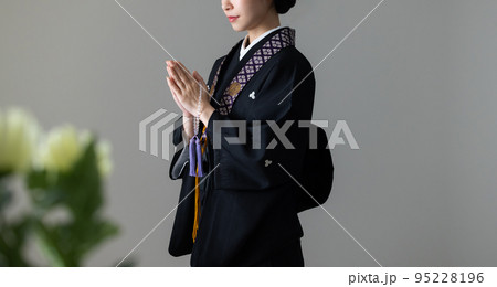 葬儀イメージ　和袈裟　着物 95228196