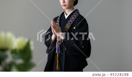 葬儀イメージ　和袈裟　着物 95228198