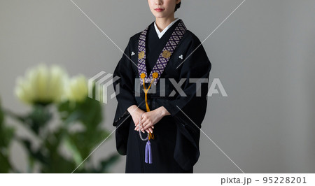 葬儀イメージ　和袈裟　着物 95228201