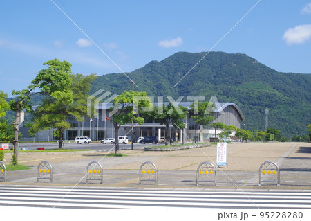 出雲浜山公園の体育館と北山の景色 95228280