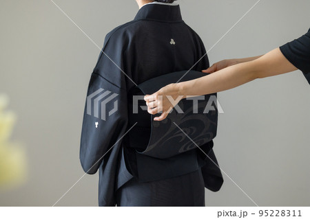 葬儀イメージ　着物　着付け 95228311