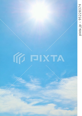 秋の青空と雲　そして太陽 95228374