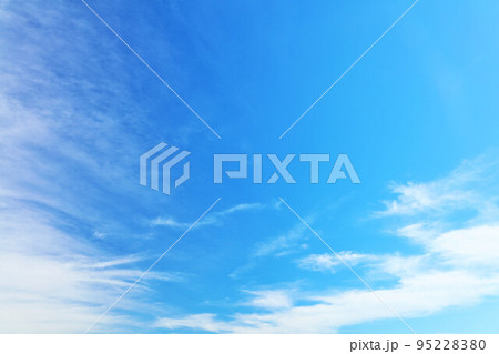 秋の青空と雲 95228380