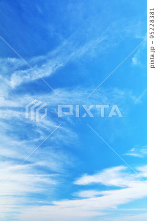 秋の青空と雲 95228381