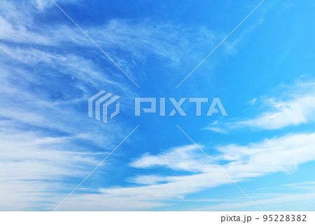 秋の青空と雲 95228382