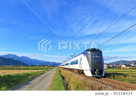 秋の大糸線を行く特急あずさ 秋の大糸線を行く特急あずさ 95228424