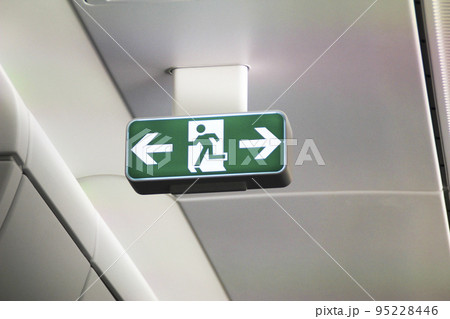 飛行機の中の非常口・誘導灯 飛行機の中の非常口・誘導灯 95228446
