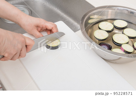【ミドル主婦が三徳包丁で茄子を半月切り】 95228571