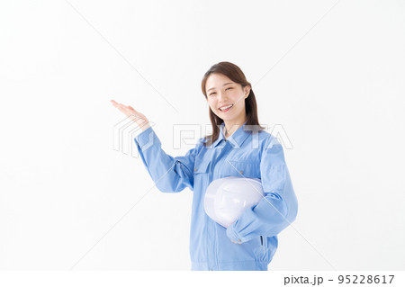 作業着を着ている女性 95228617