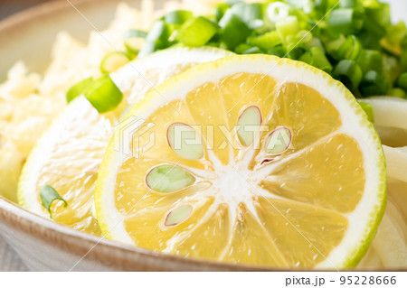 カボスの輪切り(ぶっかけうどんに入れられたもの)のアップ。 95228666