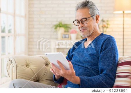 シニア男性　タブレット 95228694