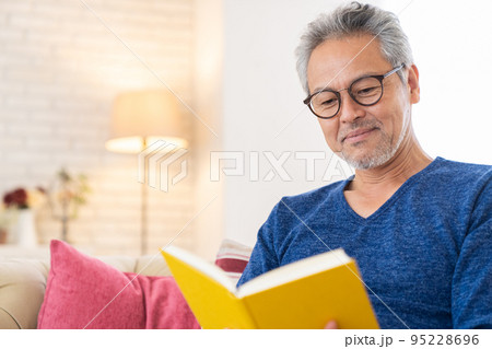 シニア男性　読書 95228696