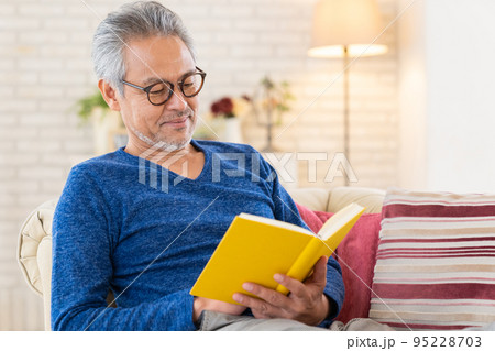 シニア男性　読書 95228703