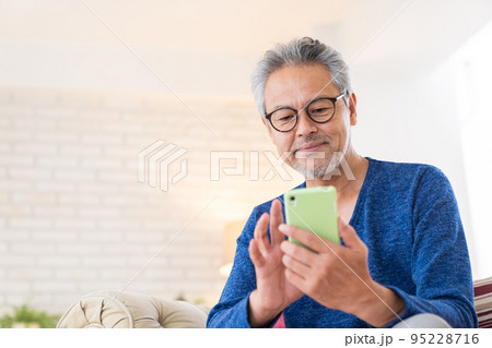 シニア男性　スマホ 95228716
