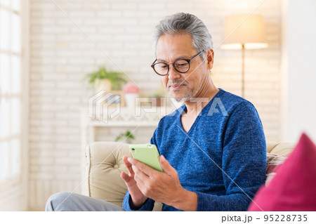 シニア男性　スマホ 95228735