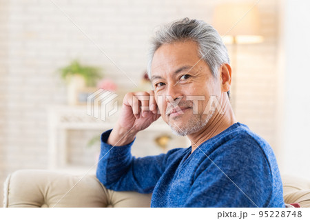 部屋でリラックスするシニア男性 95228748