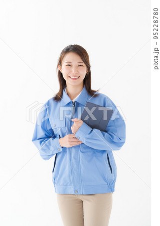 作業着を着ている女性 作業着を着ている女性 95228780