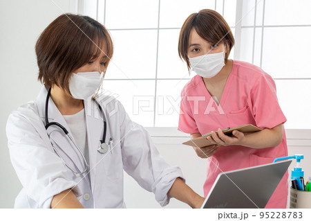 医師に報告相談する看護師 医師に報告相談する看護師 95228783