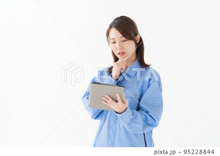 作業着を着ている女性 95228844