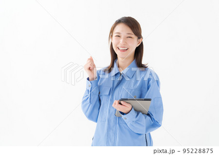 作業着を着ている女性 作業着を着ている女性 95228875