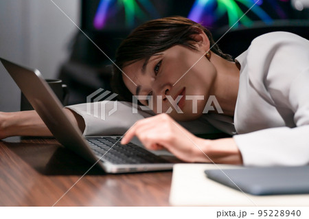 ビジネス　女性　残業 95228940